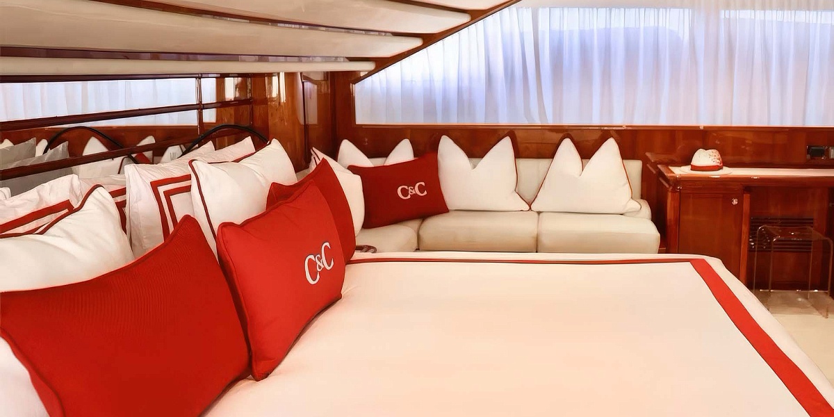 Аренда мега яхты Custom Line 112 CHAMPAGNE AND CAVIAR в Италии, Амальфи